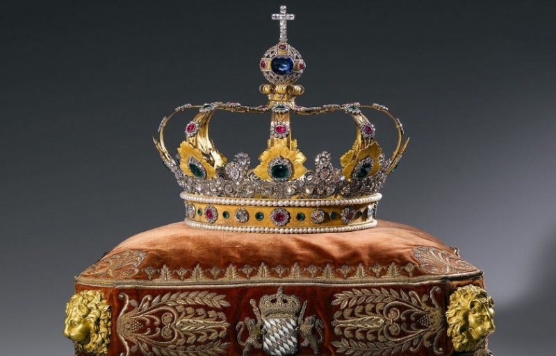 Британската корона Свети Едуард от XVII век която е централен
