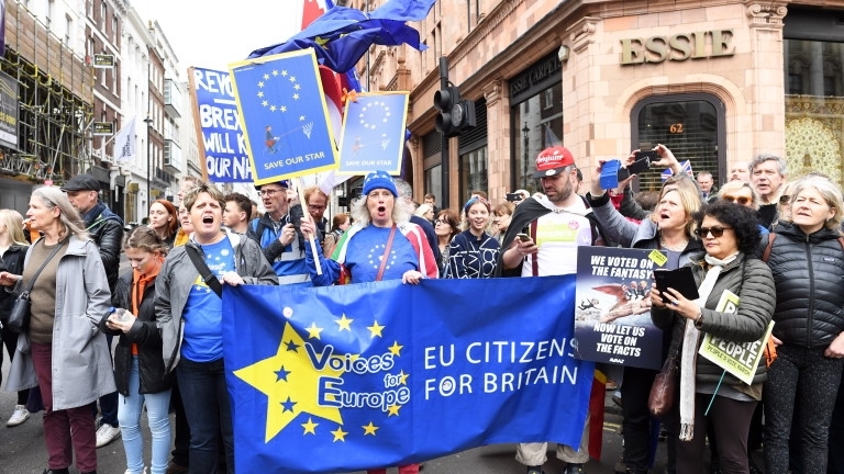 Десетки хиляди хора които се противопоставят на излизането на Великобритания