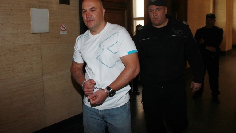 Оставиха в затвора банковия обирджия от Сливен съобщават от 24 часа