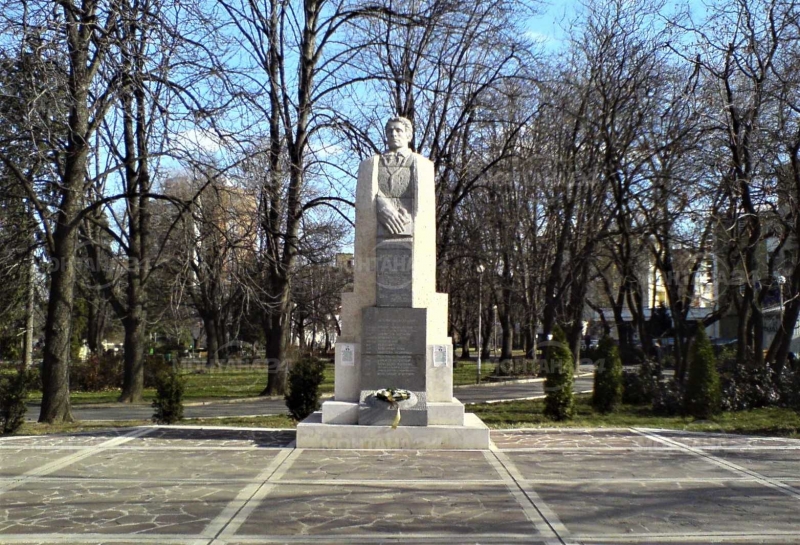 С рецитал спектакъл изложби и поклонение пред паметника на Васил Левски