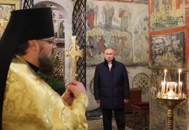 Руският президент Владимир Путин присъства сам на празнична служба на православната