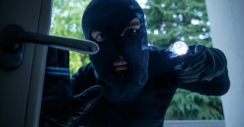 Крадец е отмъкнал чанта с пари от къща в Лом