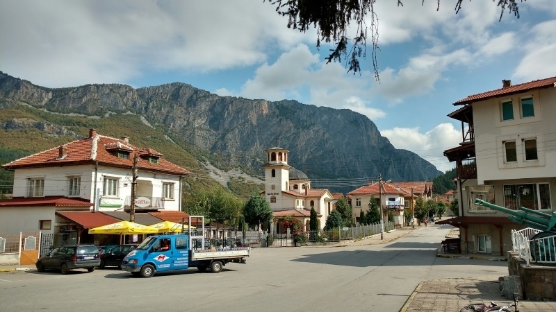 Частен съдебен изпълнител сложи на тезгяха кръчма и магазин в