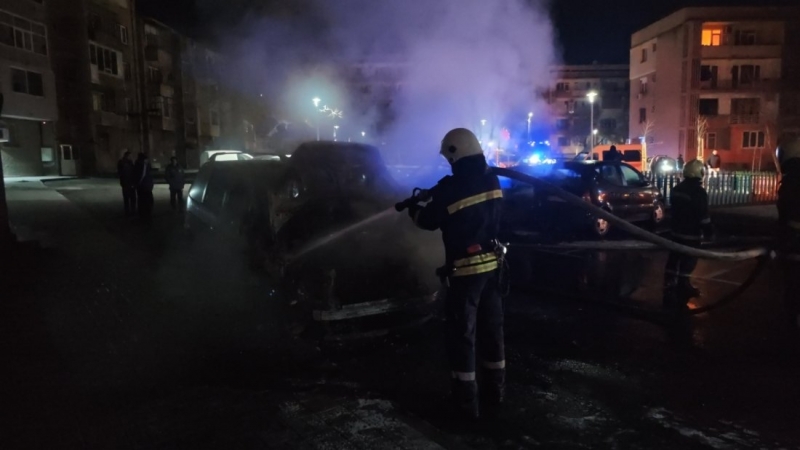 Огнен ад! Запалена кола във Видинско вдигна на крак огнеборци, полицията разследва случая