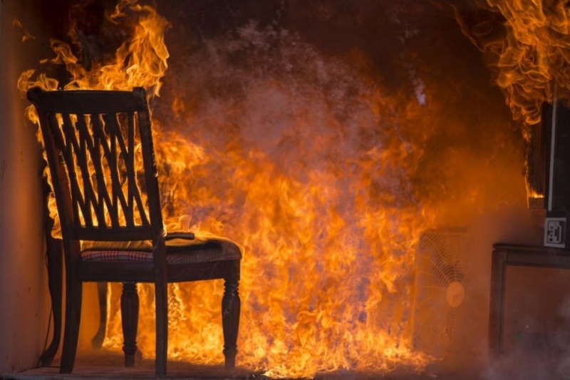 Пожар избухна днес във висока жилищна сграда в Лондон чиято