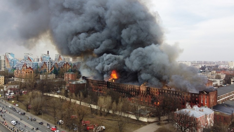 Огромен пожар се разрази днес във фабрика за производство на