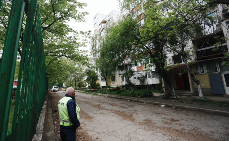 Продължава екшънът с барикадиралия се мъж в блок в столичния