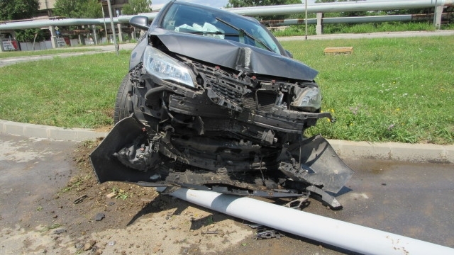 Пияна шофьорка е катастрофирала в Мездра, научи агенция BulNews.
Пътният инцидент