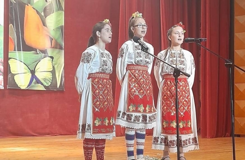 Ансамбъл „Младост” зарадва дамите с празничен концерт в Монтана /снимки/