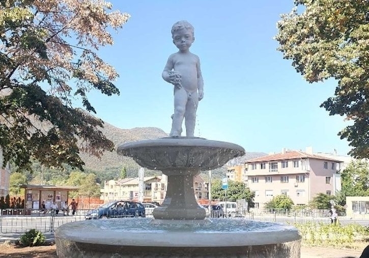 Обновената преди по малко от година градинка на площад Руски във