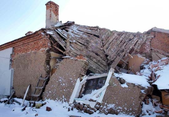 Къща на три етажа е рухнала в смолянското село Стойките