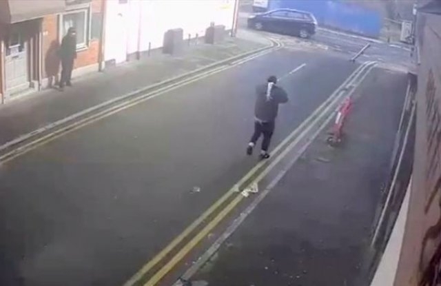 В британския град Дройлсдън неизвестни бандити ограбиха туристическата агенция но