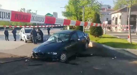 Полицейска гонка завърши с удар на кола в паметник в