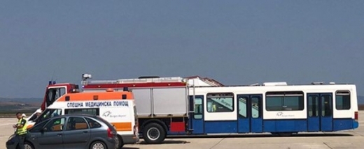 Частен руски самолет кацна извънредно преди минути в тревната площ