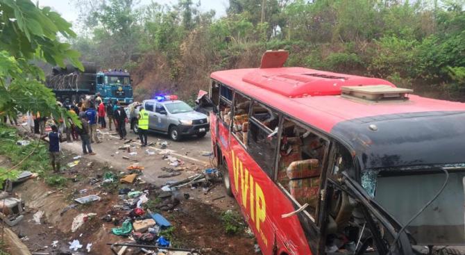 Най малко 60 души са загинали при челен сблъсък между два