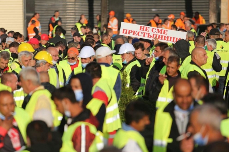 Стотици от пътния бранш се събраха на протест пред пред Народното