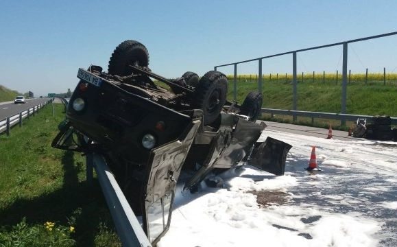 Военен автомобил УАЗ се обърна на АМ Тракия след удар