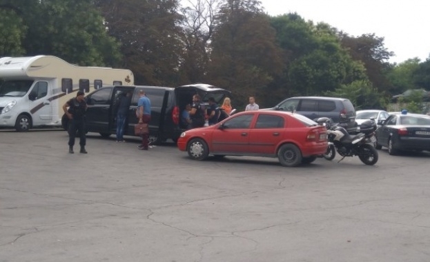 Шефът на КАТ Габрово и още двама полицаи са задържани при