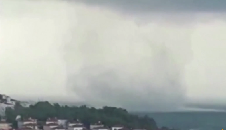 Огромно торнадо беше заснето в Черно море от бреговете на