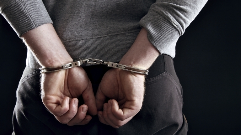 Монтански полицаи задържали мъж той вилнял в ареста и изпотрошил