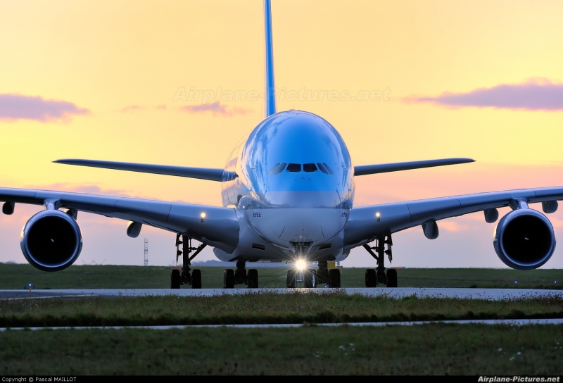 Пет самолета кацнаха аварийно заради бомбени заплахи Четири самолета бяха