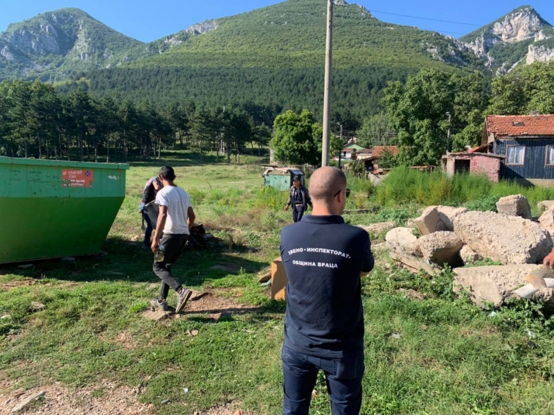 Акцията по почистването на района на ул Доспат във Враца