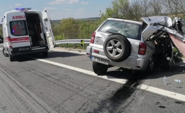 Шестима души са били ранени при катастрофа между автомобил с