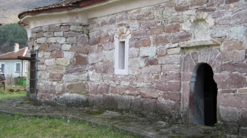 Село Долни Лом се намира в планински район в живописна