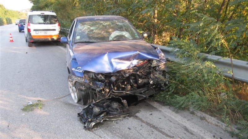 Един човек загина при верижна катастрофа между три леки автомобила