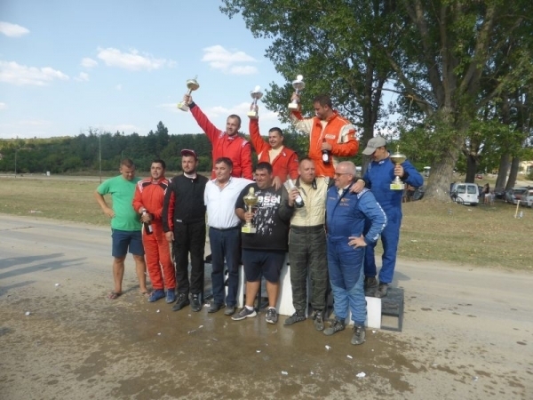 С първо и второ място в отборното класиране и в