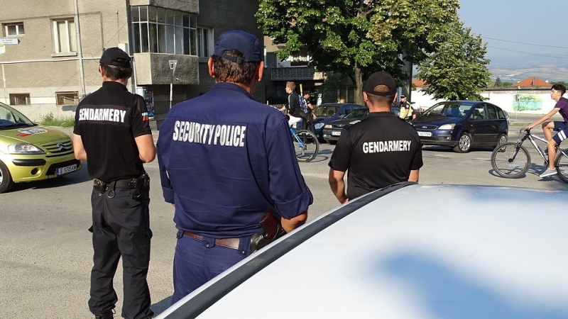 Полицаи и жандармеристи тарашиха дома на криминално проявен във врачанско