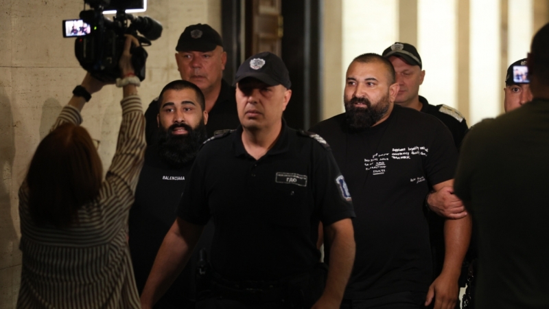 Двама, близки до “Калашниците”, остават в ареста