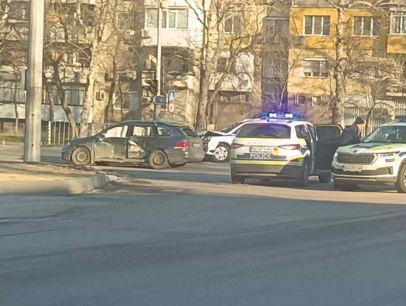 Четирима са пострадали при тежка катастрофа с полицай във Видин