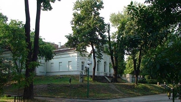 Мизерна обществена тоалетна посреща туристи във Видин и отвращава местните