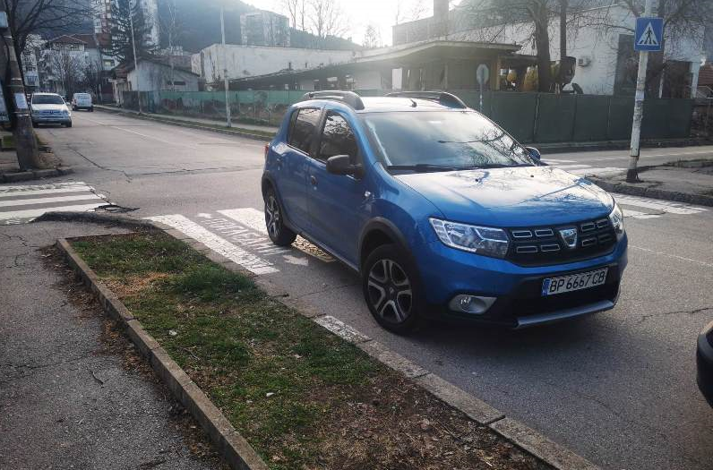 Още един шофьор вбеси врачани с безумното си паркиране научи