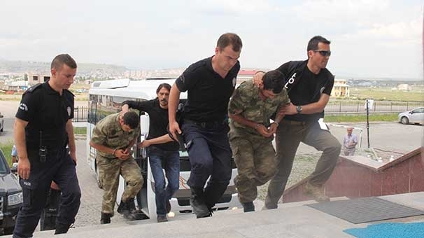 Турската прокуратура разпореди днес задържането на 176 военни заради предполагаеми