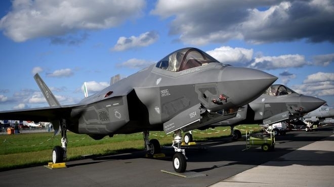 Румънският президент обнародва закона за покупката на 32 самолета F-35