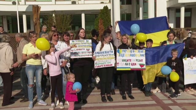 Продължават протестите на украинските бежанци срещу преместването им от хотелите