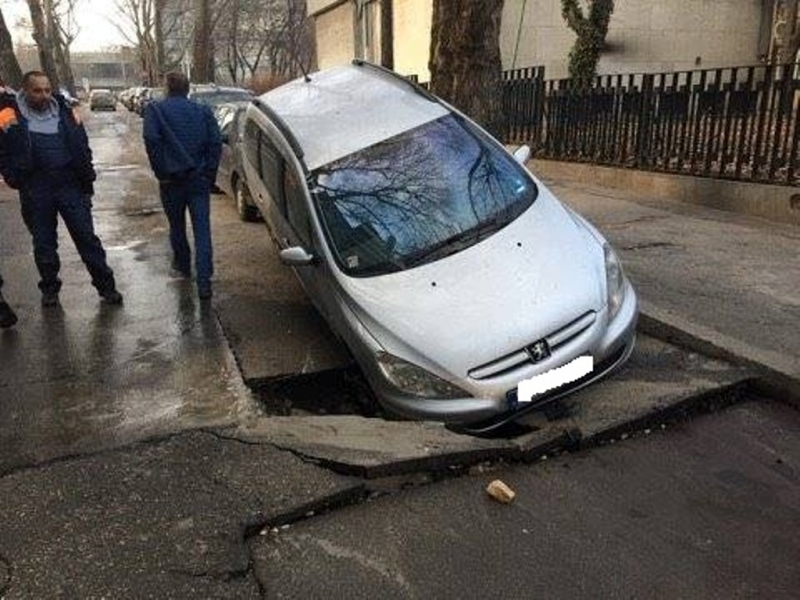 Автомобил заседна в дълбока дупка на ул Кап Рончевски във