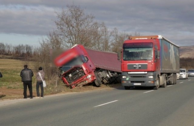 Тир е излязъл от пътя и се е катурнал в
