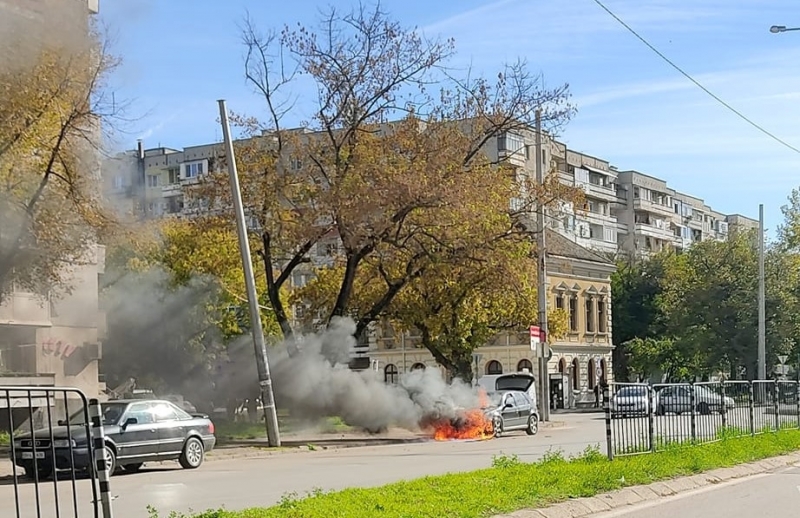 Кола е пламнала посред бял ден на възлов булевард във