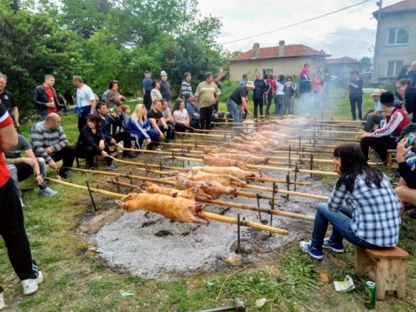 Село Паталеница посрещна Гергьовден по стар обичай с агнета на