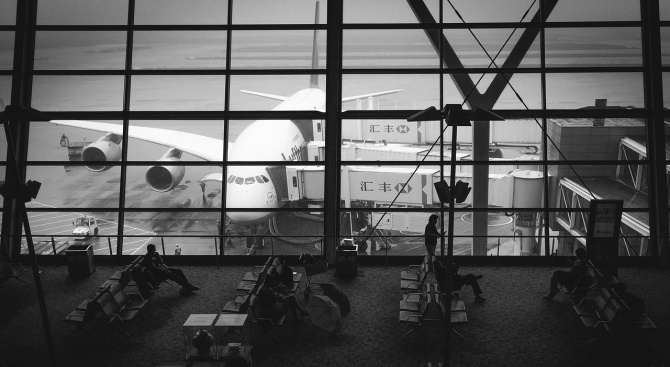 Летището на Хонконг отмени днес всички заминаващи полети след като