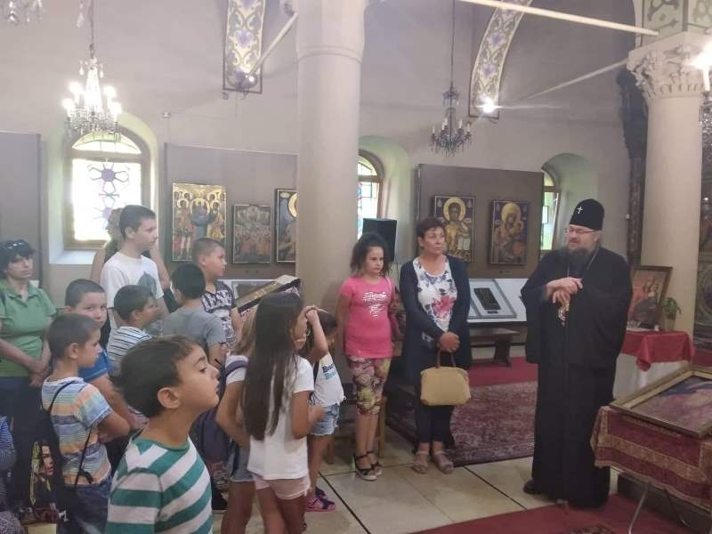 Врачанският митрополит Григорий посрещна във Възнесенския храм Св Софроний Врачански децата