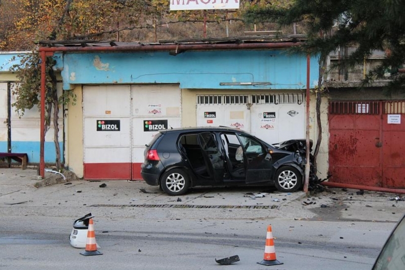 Младеж катастрофира в Монтана и прати приятеля си в болница