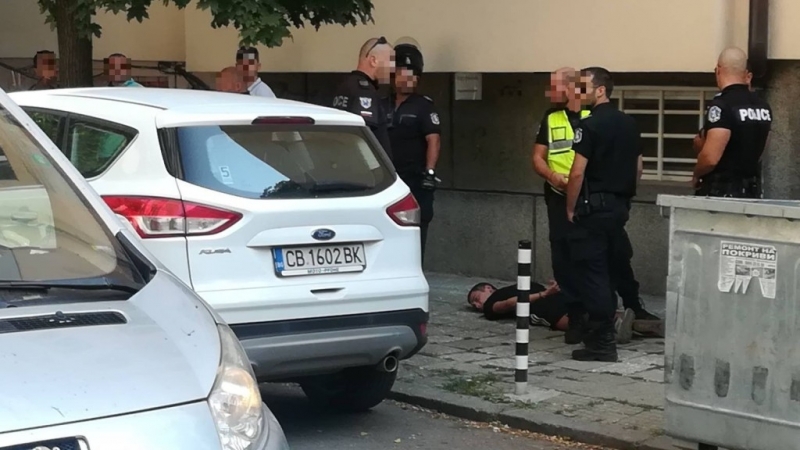 19 годишен младеж беше зрелищно арестуван в центъра на София минути