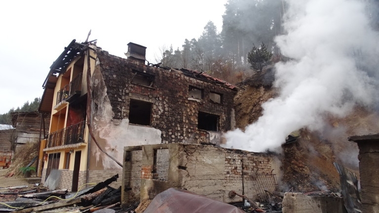 Мъж от монтанското село Габровница подпалил сам къщата си съобщиха