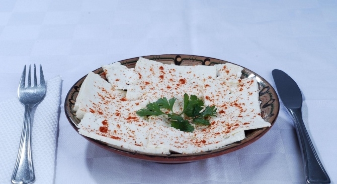 Сирена и прясно мляко от фермерските пазари не отговарят нито