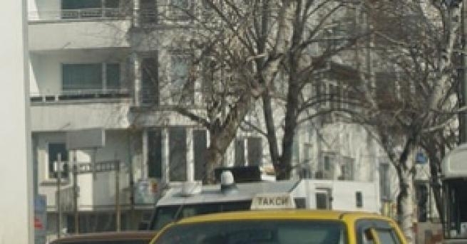 Агресивни клиенти са потрошили такси тази нощ в Пловдив Минути