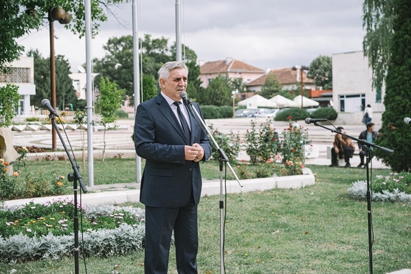 С ритуал по издигане на знамената и празнична програма в